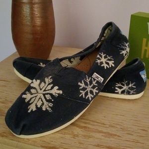 Exclusive Snowflake Toms - NWOT